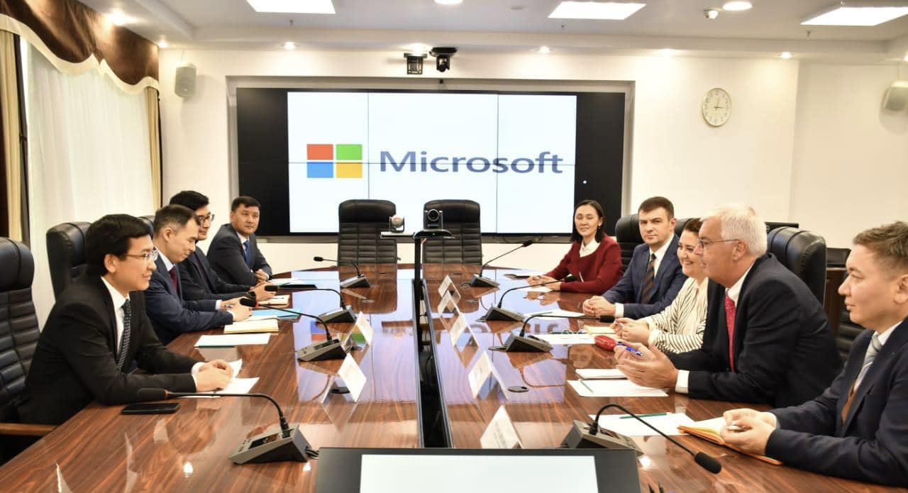 ҚАЗАҚСТАНДЫҚ ПЕДАГОГТЕР МЕН МЕКТЕПТЕРДІҢ MICROSOFT КОРПОРАЦИЯСЫНЫҢ ЦИФРЛЫ МҮМКІНДІКТЕРІН ПАЙДАЛАНУЫ, ИНФОРМАТИКА БОЙЫНША ОҚУ БАҒДАРЛАМАЛАРЫН ЖАҢАРТУ, ИНКЛЮЗИЯ БОЙЫНША БІРЛЕСКЕН ЖҰМЫС ЖӘНЕ БАСҚА ДА КЕЛІСІМДЕР - АСХАТ АЙМАҒАМБЕТОВ MICROSOFT КОМПАНИЯСЫМЕН ЫНТЫМАҚТАСТЫҚ ТУРАЛЫ МЕМОРАНДУМҒА ҚОЛ ҚОЙЫЛҒАНЫН МӘЛІМДЕДІ