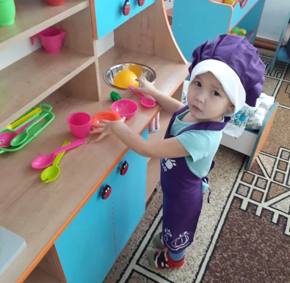 Жағажайдағы кабинада киім ауыстыру туралы бейне Жағажайдағы кабинада киім ауыстыру туралы бейне