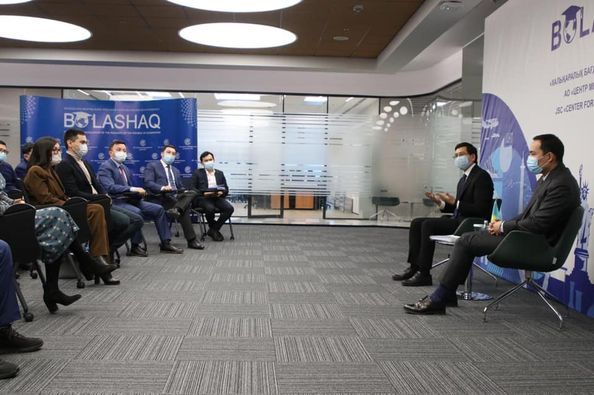 Асхат Аймагамбетов встретился с представителями президентского молодежного кадрового резерва