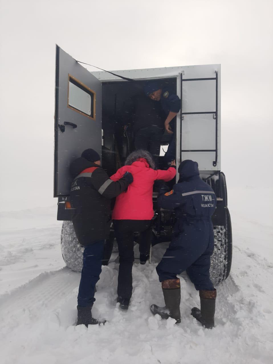 За сутки в стране из снежного плена спасено 259 человека и вызволено 21 единица техники