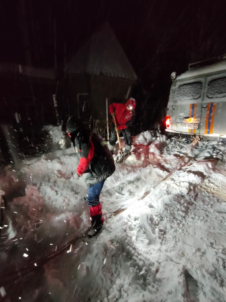 Спасатели РОСО эвакуировали машину в горах