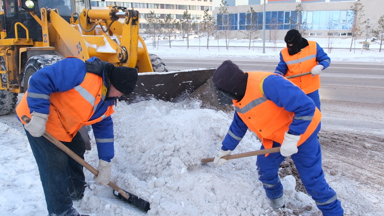 Около двух тысяч дорожных рабочих задействовано в снегоуборке в Нур-Султане