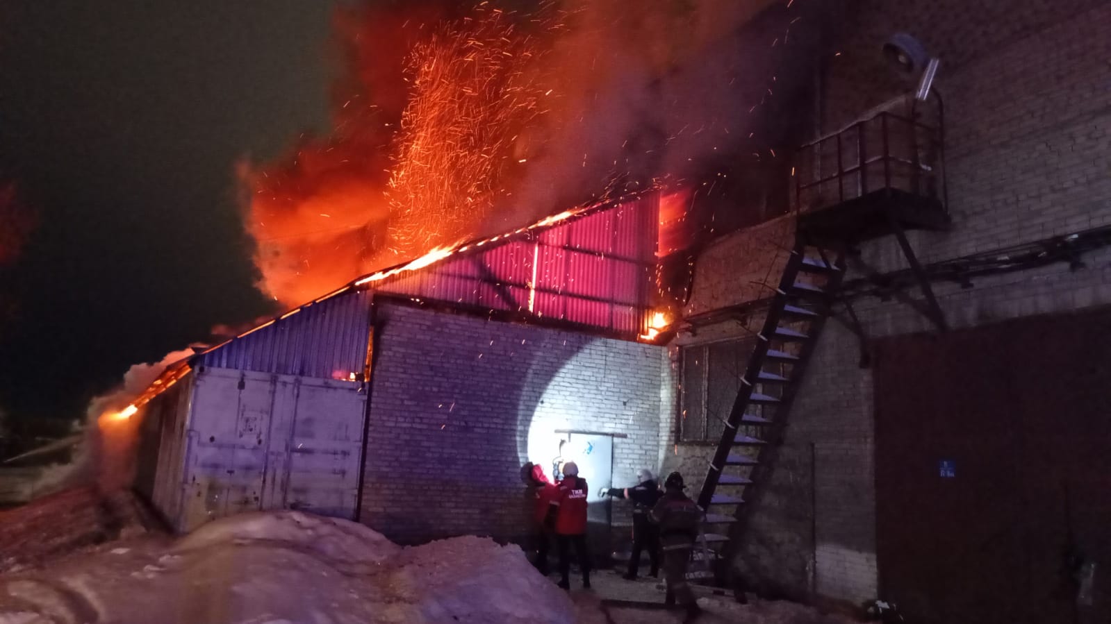 Сотрудники ДЧС ВКО ликвидировали крупный пожар на складе