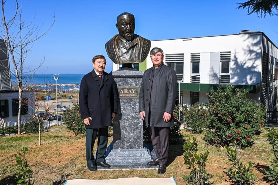 Karadeniz'in tarihi kenti Trabzon'da büyük Kazak şairi, düşünürü ve eğitimcisi Abay Kunanbayoğlu’nun büstü açıldı