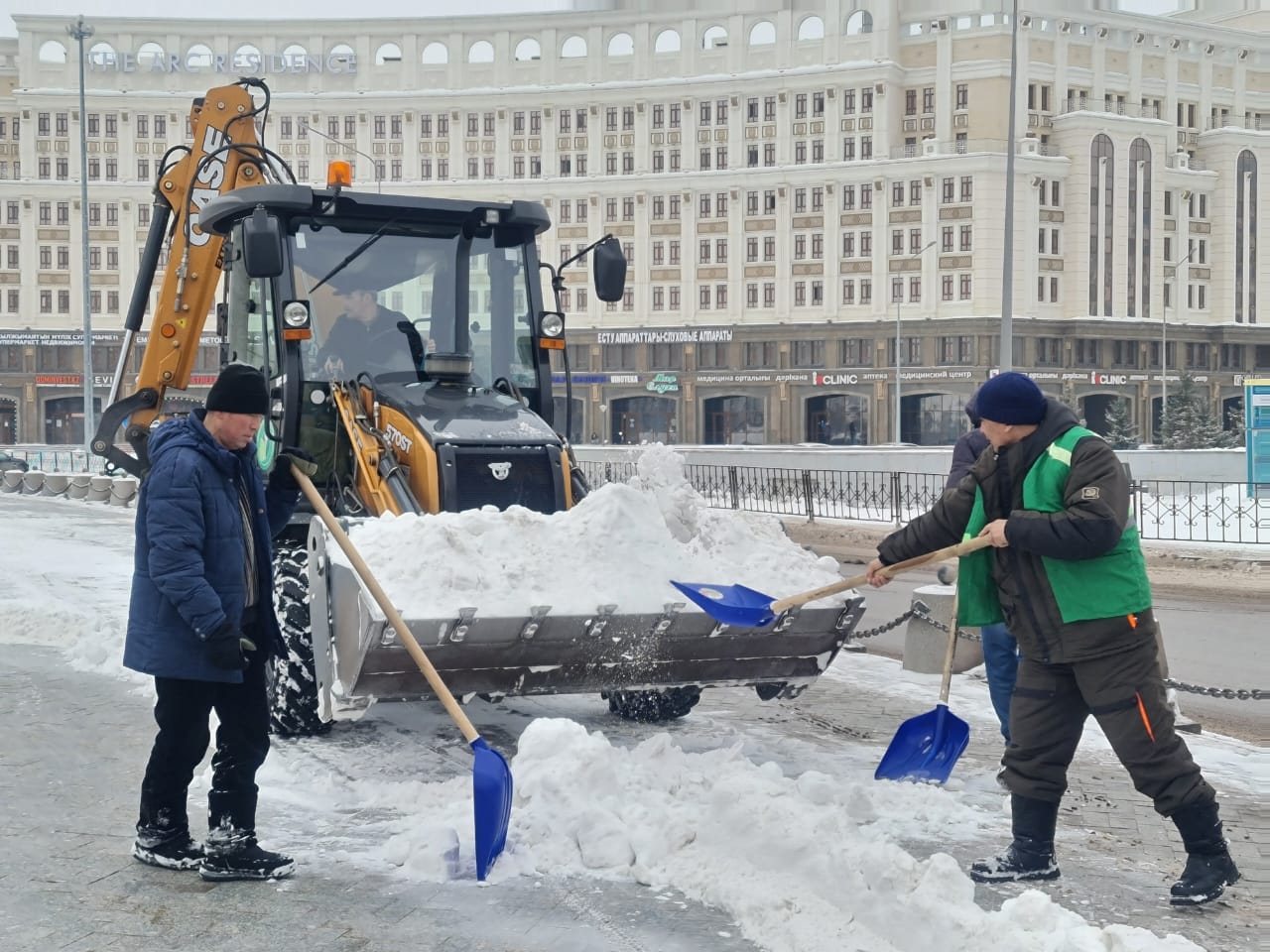 Свыше 1 800 дорожных рабочих задействовано в снегоочистительных работах в Нур-Султане