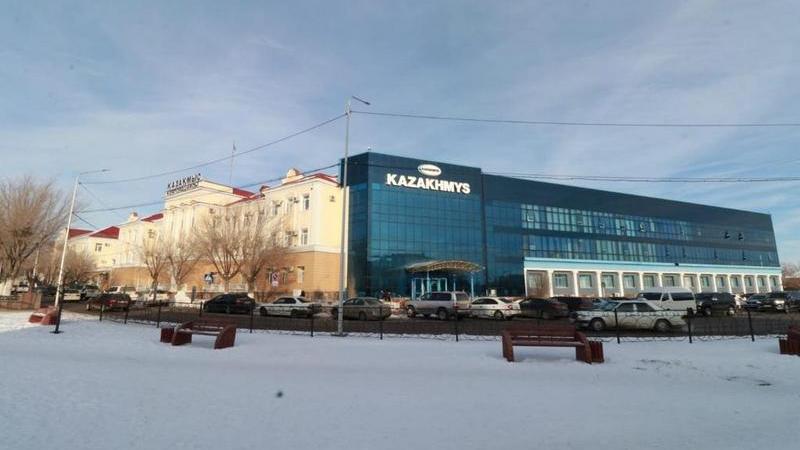 Ақ шұлық пен стилетто өкшесін киген сексуалды брюнетка Төрт аяғында тұрған кәмелетке толған әйелдер