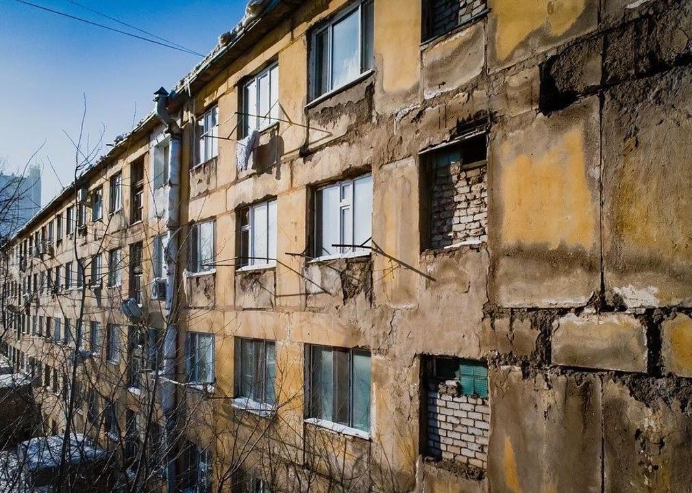 Жителей 18 аварийных домов в столице переселят до конца 2022 года