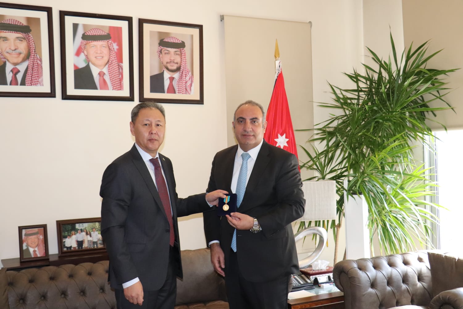 Мэру города Амман вручена юбилейная медаль «30 лет Независимости Республики Казахстан»