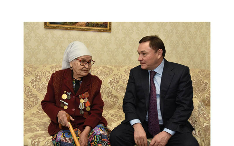 Akim of Akmola region Yermek Marzhikpayev congratulated on the upcoming International Women's Day residents of the regional center - home front workers, workers of the State Communistic Enterprise on the right of economic management "Tazalyk" and young mothers temporarily residing in the house of "Ana Uyi".