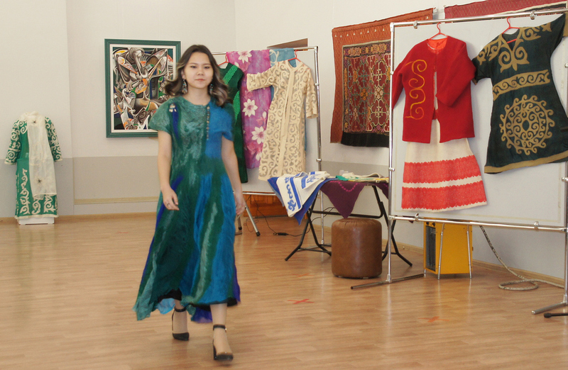 Қыздардың жұлқынып жатқан порно видеосы