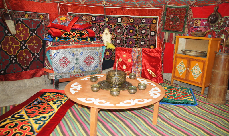 Колготкидегі кеуделі брюнеткамен секс