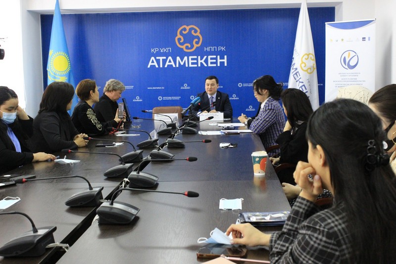 Үлкен сиськи колледж қыздары порно