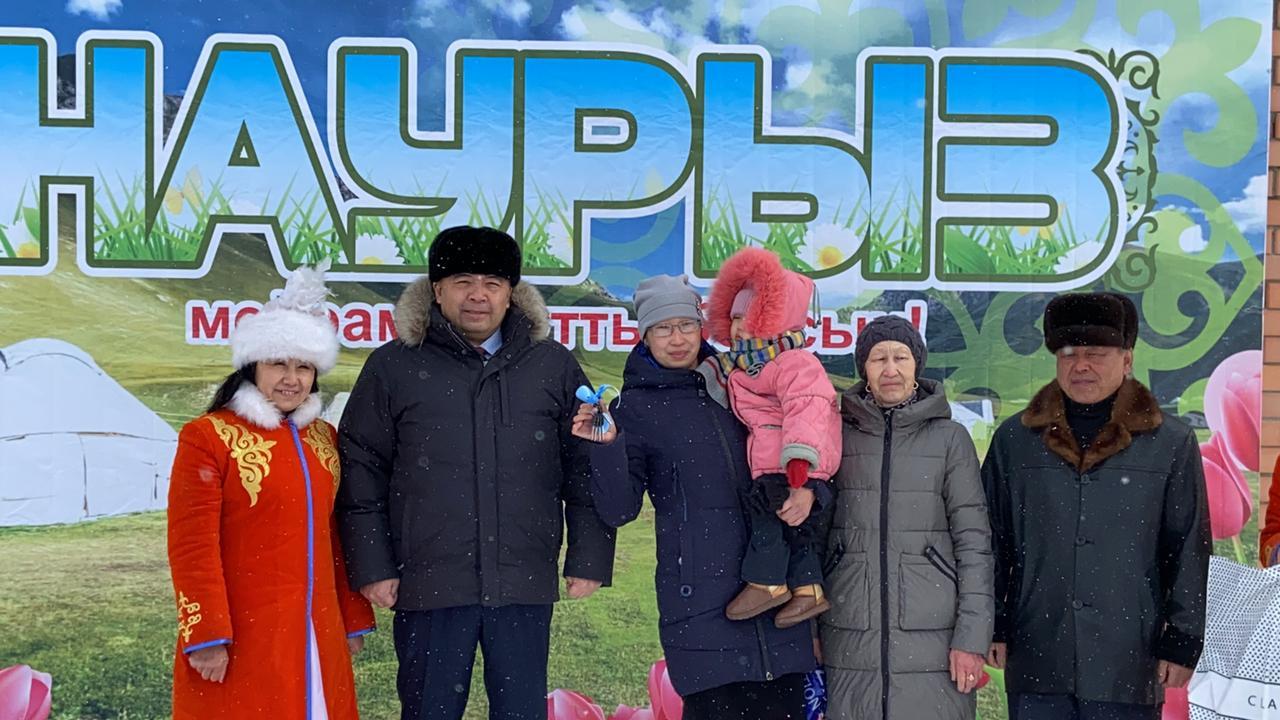 Подарок перед Наурызом: Ключи от новых квартир получили многодетные семьи в Нуринском районе