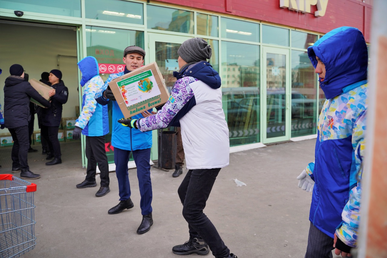 В Нур-Султане продолжается традиционная раздача продуктовых корзин нуждающимся семьям