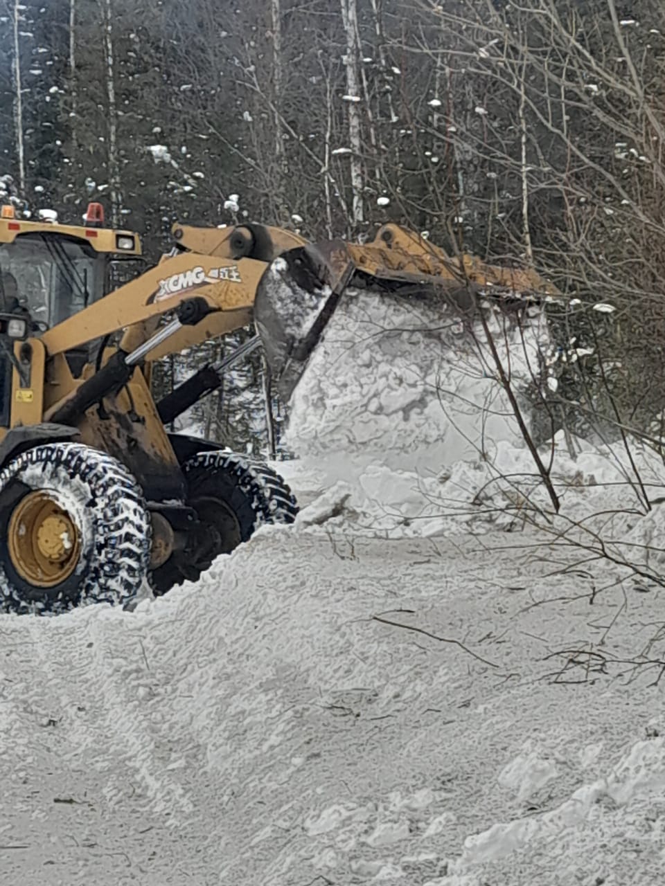 Спасатели и специалисты ВК филиала «Казселезащита» спустили опасный снег с горных участков