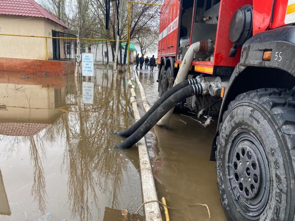 В Туркестанской области продолжаются работы по откачке дождевых вод
