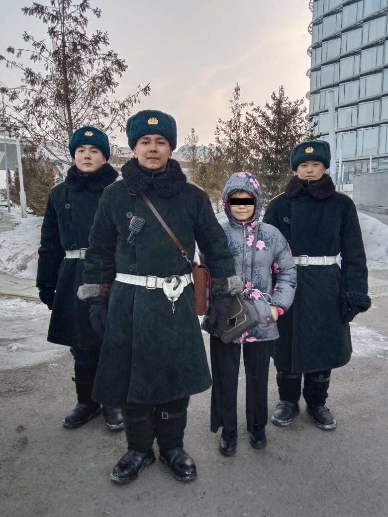 Ұлттық ұлан сарбаздары мереке күндері адасып кеткен қыз балаға үйіне оралуға көмектесті