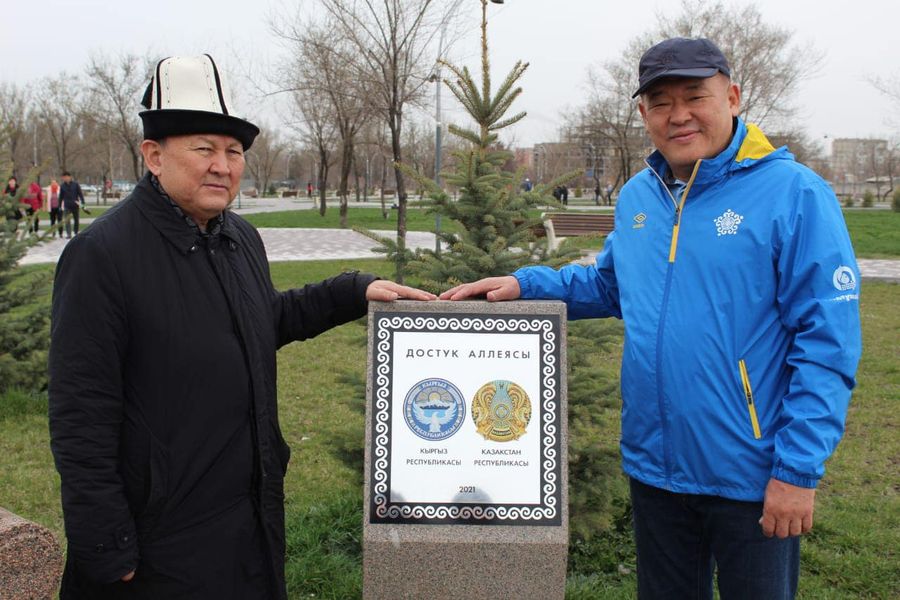 Зеленая «акция» на Аллее дружбы народов  Казахстана и Кыргызстана