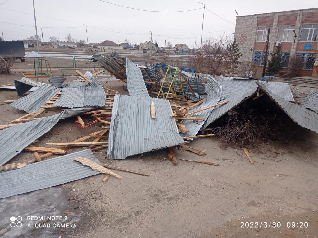 Ветер сорвал кровлю крыши здания