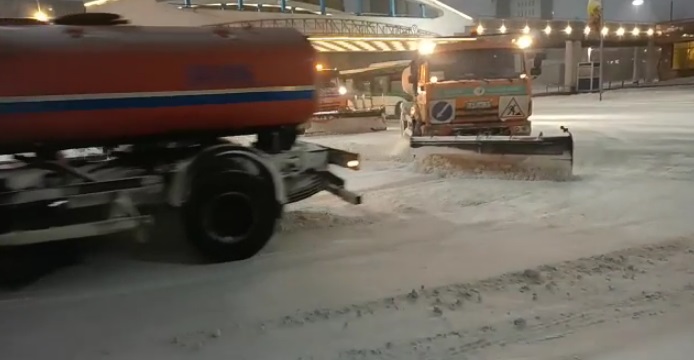 Почти 1,5 тысячи дорожных рабочих задействованы в снегоочистительных работах в Нур-Султане