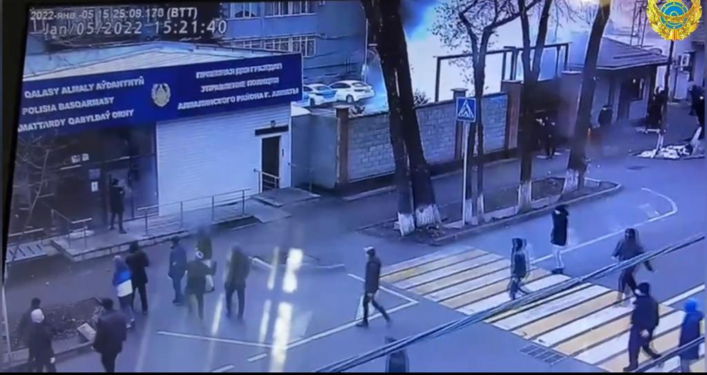 Қаңтардағы тәртіпсіздіктер: Көлік полицейлері Алматыда полиция ғимаратына шабуыл жасағандардың бірін ұстады