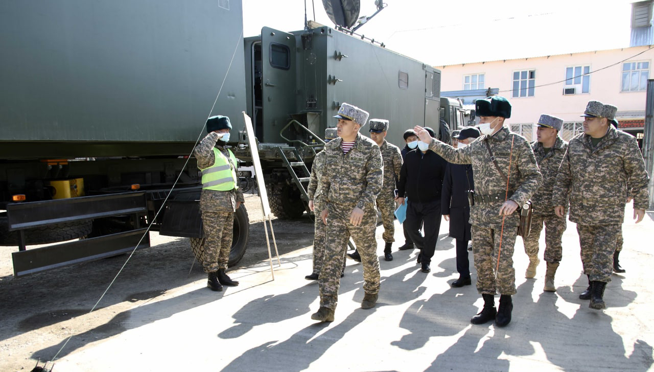 Қорғаныс министрі Тараз гарнизонындағы әскери бөлімдерді тексерді