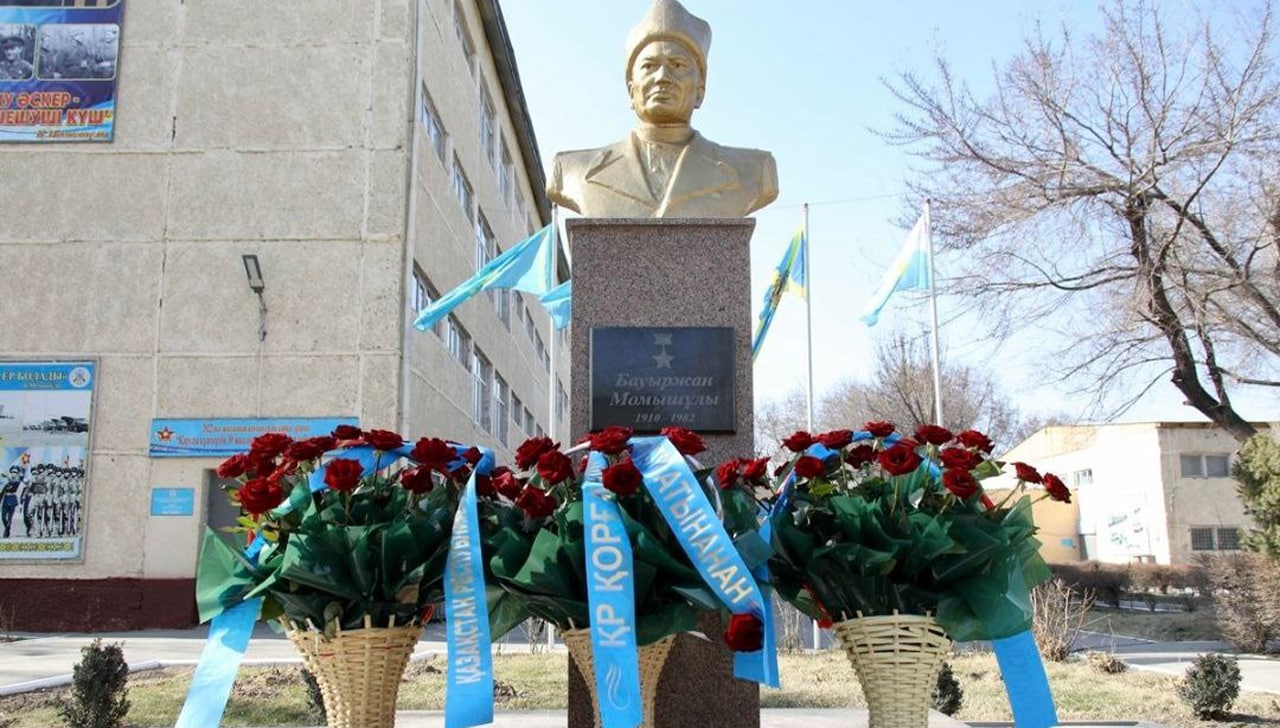 В Таразском гарнизоне открыли памятник легендарному полководцу Бауыржану Момышулы