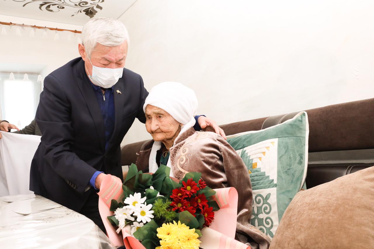 Бердибек Сапарбаев поздравил с 8 Марта 112-летнюю жительницу села Аса