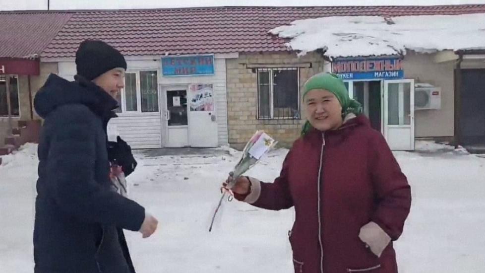 Волонтёры подарили 101 розу жительницам Нуринского района