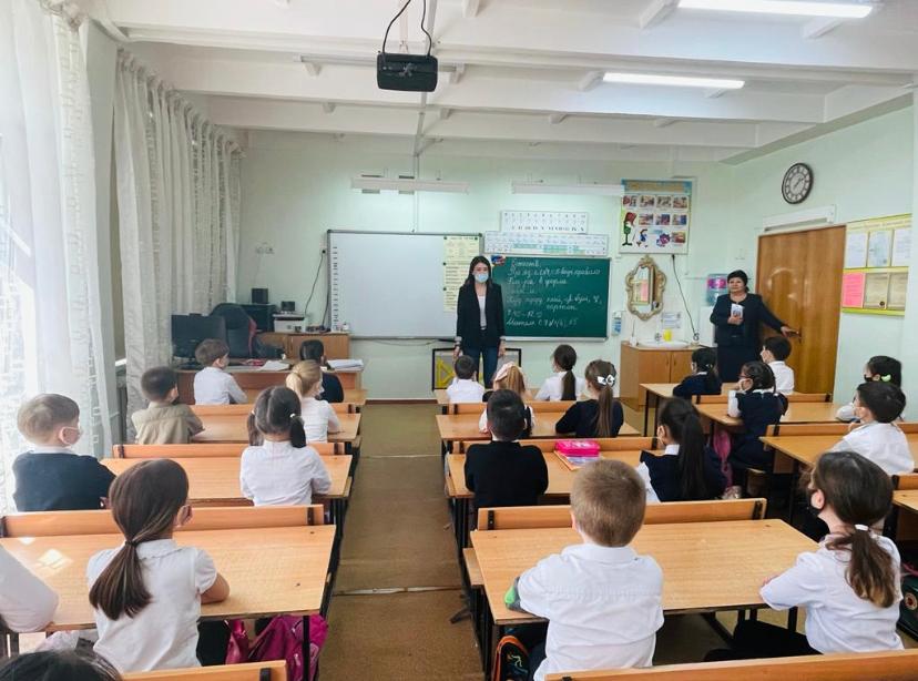 Сағат мини юбка киген орыс қызды блят