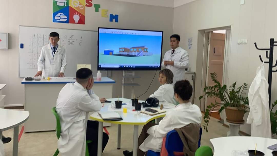 Қарағанды облысы білім басқармасының Ақтоғай ауданы білім бөлімінің "Шашубай кентіндегі мектеп бөбекжай"кешені"  (мектеп жанындағы интернатымен) базасындағы"Тірек мектебі (ресурстық орталық)" КММ қабырғасында "Тірек мектебіндегі білім беру үдерісінің ерекшеліктері" атты тақырыппен облыстық семинар өткізілуде.  📉Физика — информатика пәні мұғалімі Әбілқап Руслан Ақдарбекұлы мен физика — математика пәні мұғалімі Рақымжан Ержан Бауыржанұлы "STEM — Цифрлық әлемінде" тақырыбында шеберлік сабағын өткізді. Сабақ барысында: - Математикадан ықтималдық теориясы - 3D графикамен жұмыс "SketchUp"  - Виртуалды шындық көзілдірігімен саяхат - Гидрапоника саласындағы жас зерттеушілеріміздің жұмыстары таныстырылды.  Жаратылыстану-математика бағытында ашылып жатқан STEM лабораториялар еліміздің барлық мектептерінде жабдықталатын болса, бұл мемлекетіміз үшін инженерлік, машина жасау, ғарышты игеру, мұнай өндіру т.б. техникалық мамандықтардың дамуына өз үлесін қосып және ірі кәсіпорындарда, Байқоңыр ғарыш айлағында, мұнай өндірісінде жүрген шет елдік мамандардың орнын өзіміздің отандық мамандар алмастырар еді. Сондықтан, болашақта оқушыларға STEM арқылы әлемдік білім беру технологияларымен үздіксіз оқыту – заман талабы.