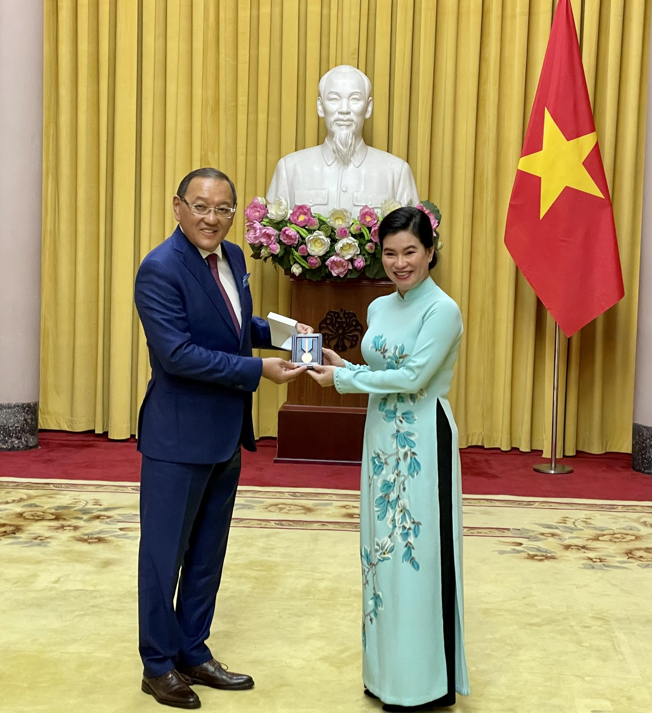 Вьетнам Президентінің көмекшісіне «Қазақстан Республикасының Тәуелсіздігіне 30 жыл» мерейтойлық медалі табыс етілді