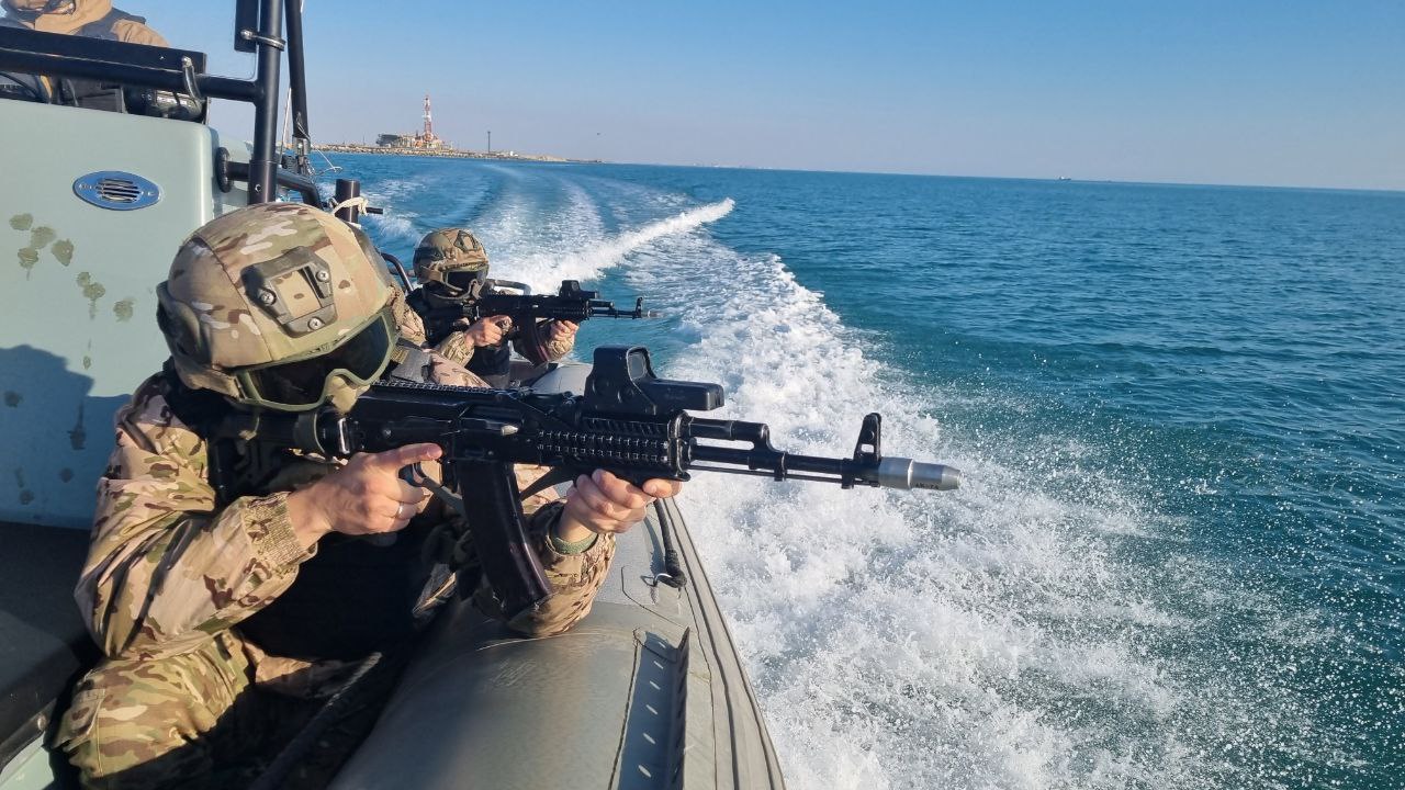 Военные моряки отрабатывают вопросы противодиверсионной безопасности порта