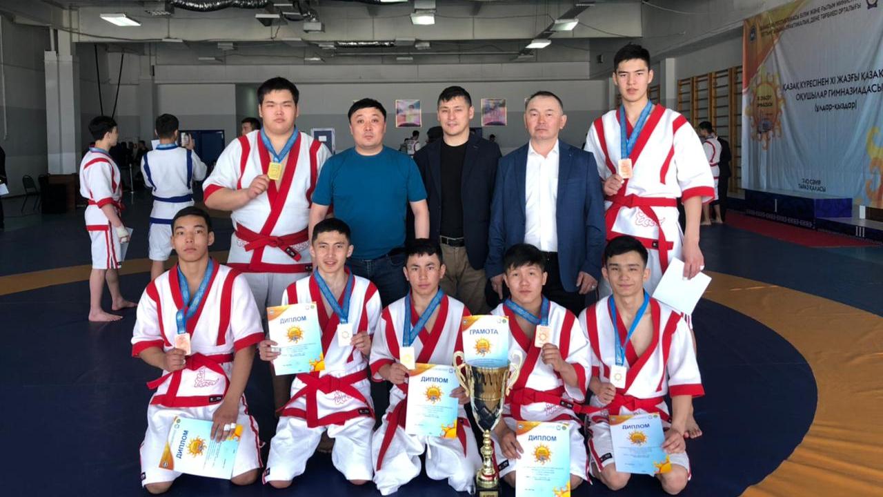 Карагандинская команда юношей стала второй на республиканской гимназиаде по қазақ күресі