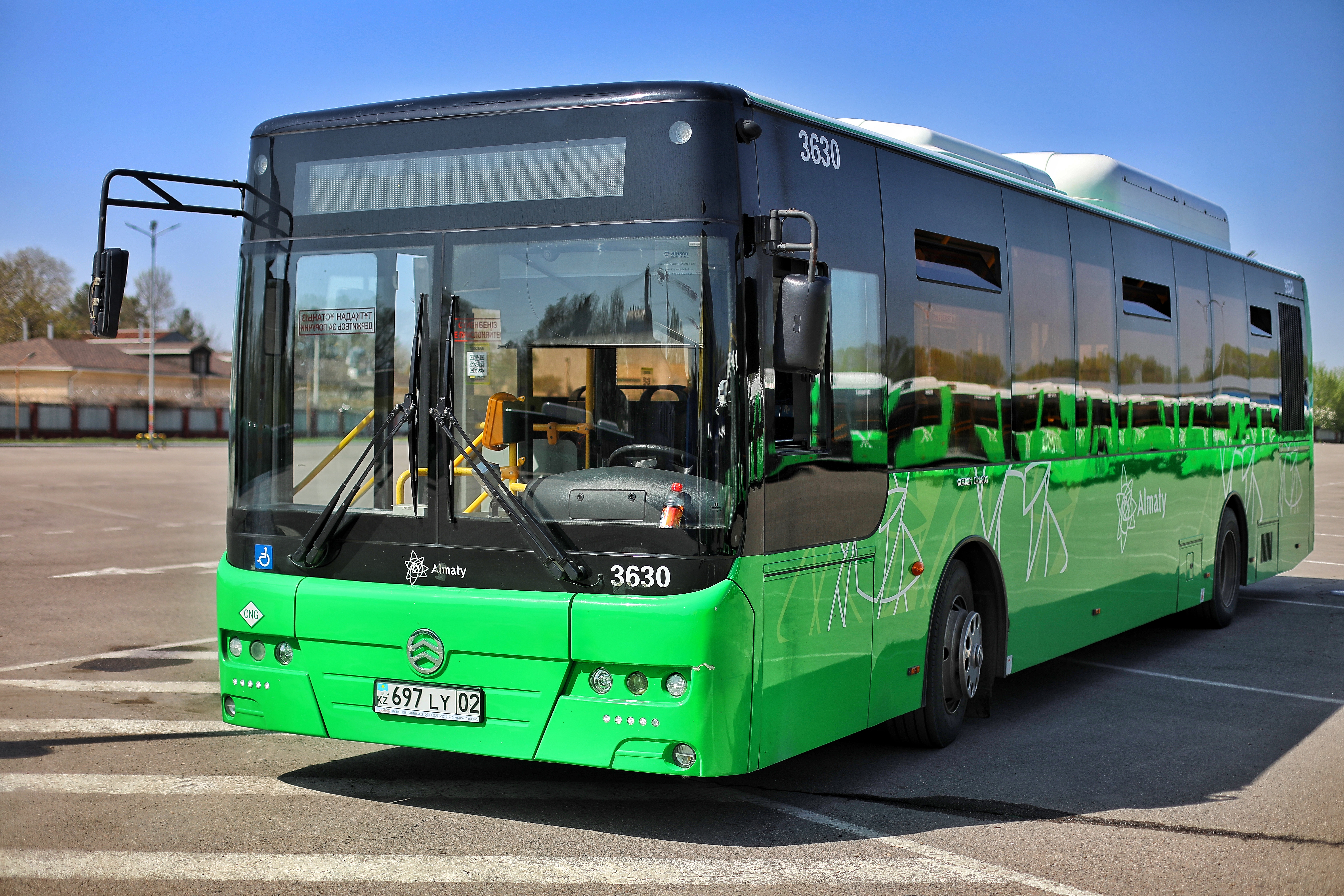 Новые экологичные автобусы вышли на дороги Алматы