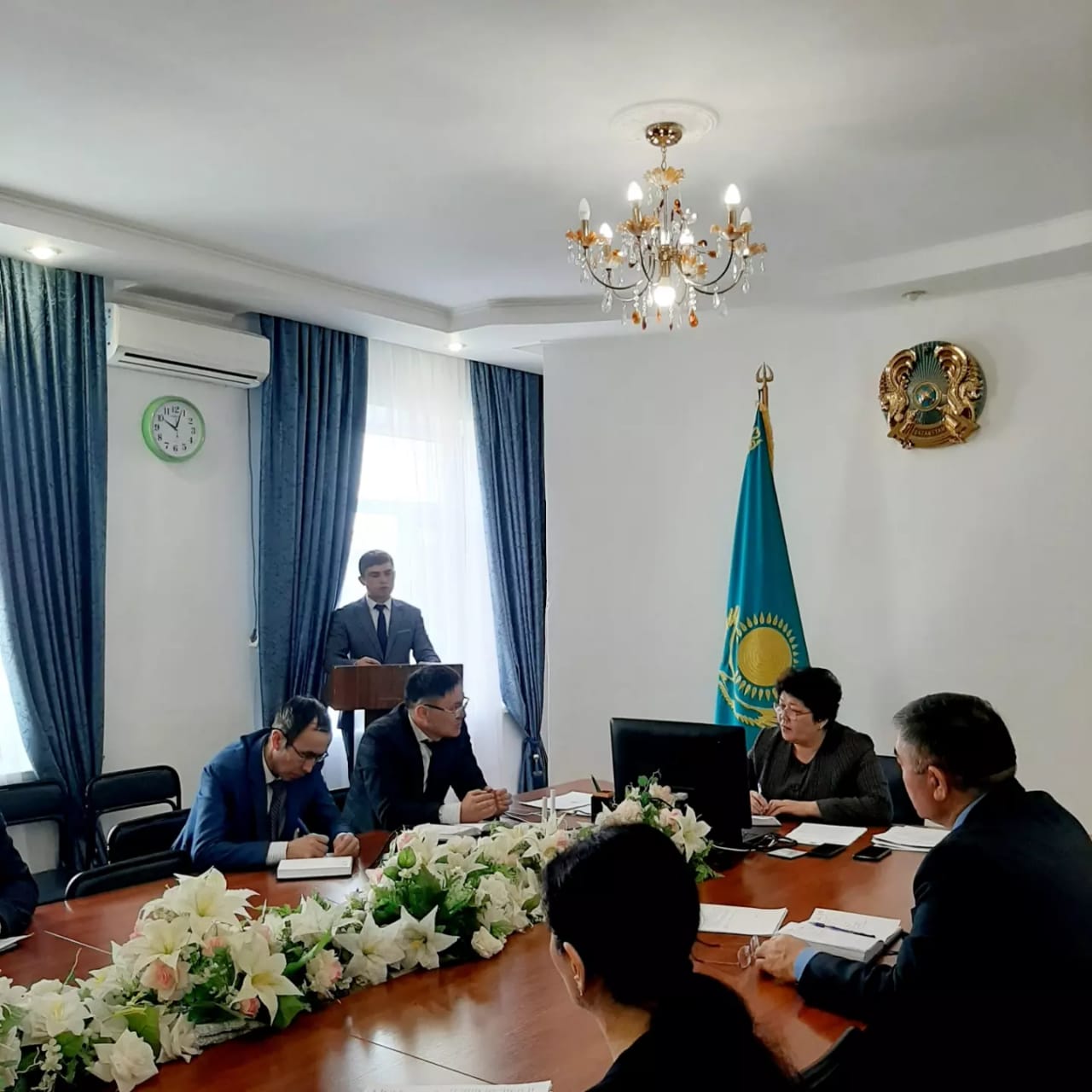 Аудан әкімі C.Әбеуованың төрағалығымен кезекті аппараттық кеңес өтті. Жоспарлы жиынға аудан әкімінің орынбасарлары, аудандық дербес бөлім, мекеме басшылары және онлайн байланыс  арқылы барлық кент, ауылдық округ әкімдері қатысты. Жиында бірнеше маңызды мәселелер талқыланып ағымдағы жағдай, бюджет қаражатын тиімді игеру, жеке және заңды тұлғалардан түскен өтініштерге жүргізілген талдау, ауылшаруашылық саласын дамыту, көктемгі дала жұмыстарына дайындық шаралары туралы, әлеуметтік маңызды тауарлар бағасын тұрақтандыру, көктемгі санитарлық тазалық айлығын өткізу, абаттандыру, көгалдандыру жұмыстары бойынша сала басшылары хабарлама жасады. Күн тәртібінде қаралған мәселелерге қатысты аудан әкімінің орынбасарларына, бөлім басшылары мен жергілікті әкімдерге нақты тапсырмалар жүктелді.