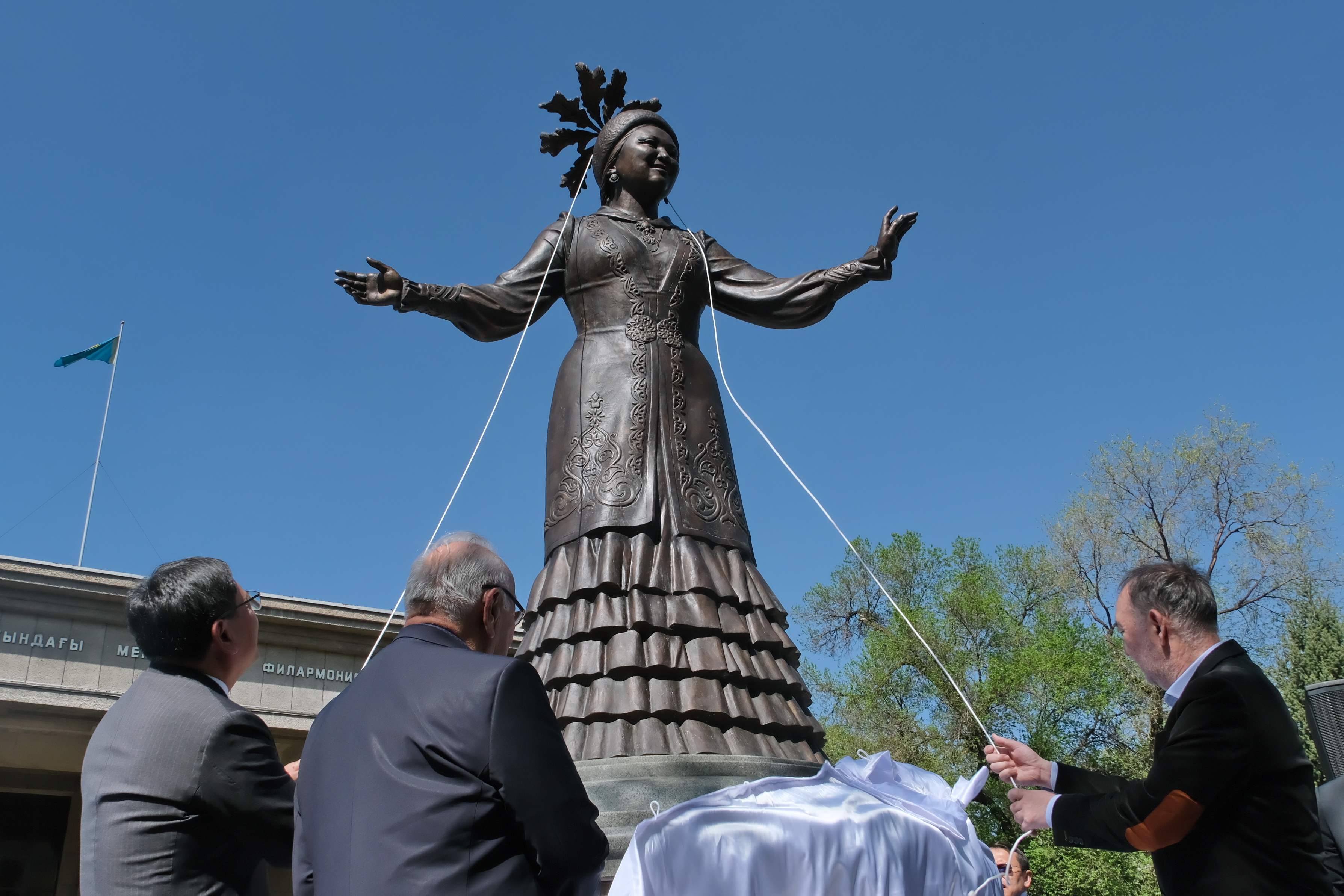Алматыда әншi Роза Бағлановаға ескерткіш ашылды