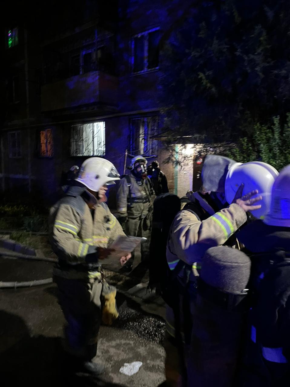 В Ауэзовском районе из дымящейся многоэтажки спасены 3 жильцов,* эвакуировано  10, в том числе ребенок .*