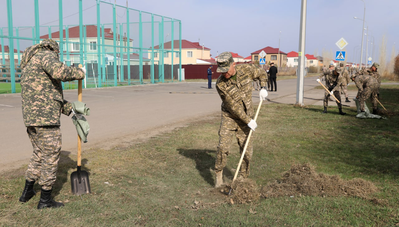 Свыше тысячи военнослужащих вышли на субботник в столице