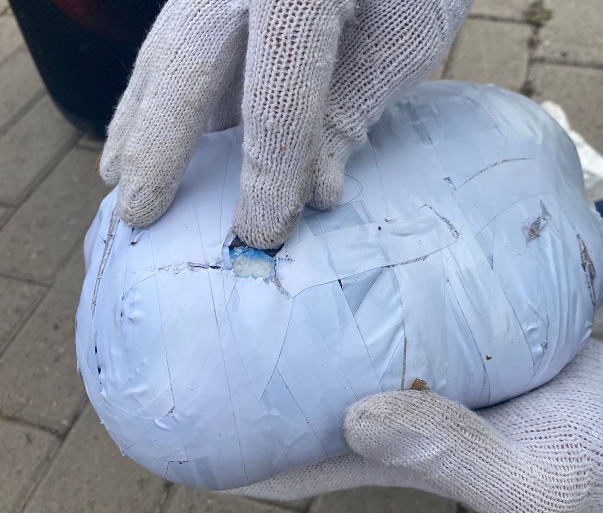 Елордалық волонтерлер сенбілік кезінде белгісіз зат салынған күмәнді пакет тапты