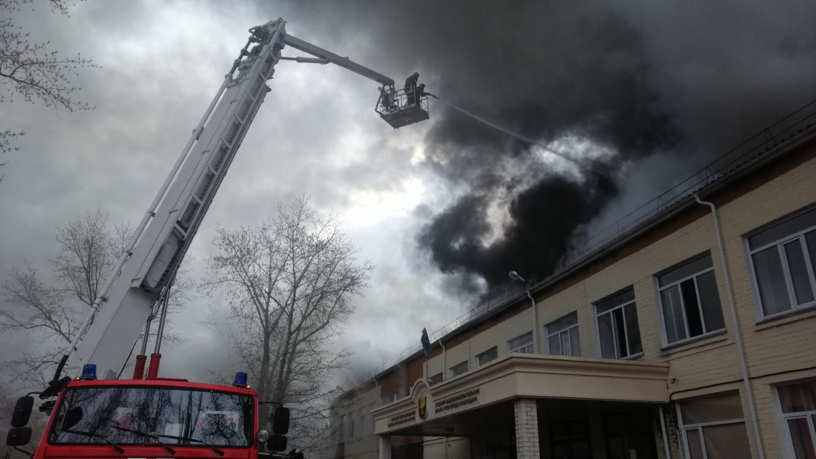 ДЧС Павлодарской области потушили крупный пожар в школе