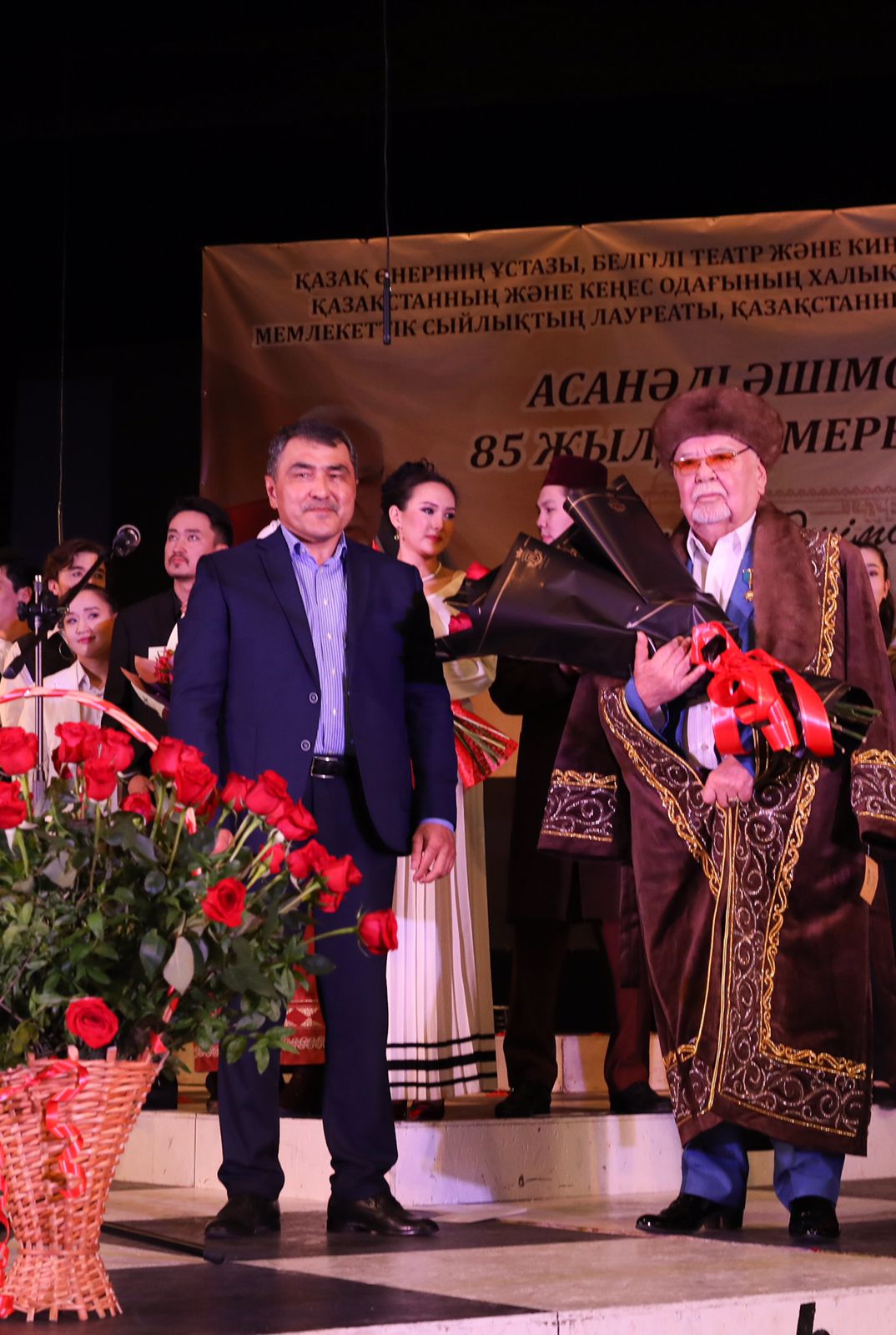 Аким Жамбылской области поздравил с юбилеем Героя труда Казахстана Асанали Ашимова