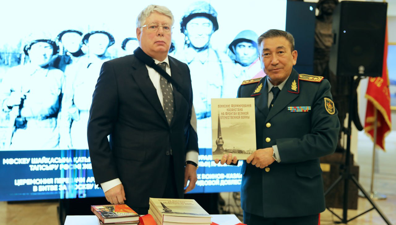 Казахстанской стороне переданы архивные документы о Бауыржане Момышулы