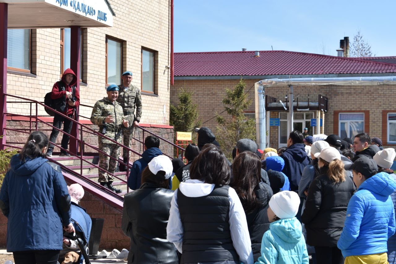 В преддверии 7 мая дети сотрудников прокуратуры посетили воинскую часть