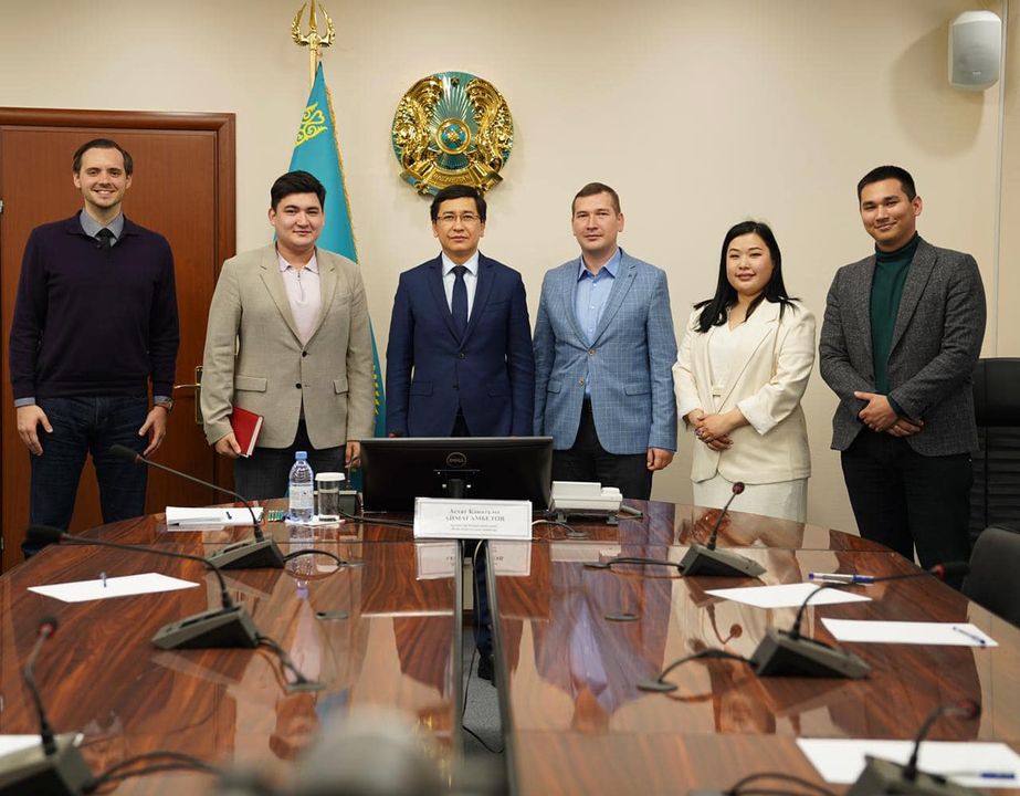 Министр образования и науки Асхат Аймагамбетов встретился  с представителями Совета по молодежной политике при Президенте