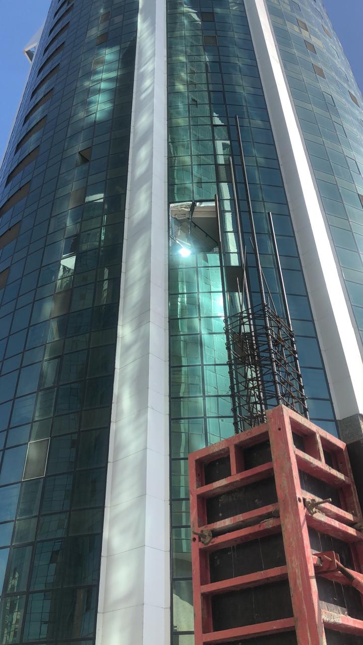 В городе Нур-Султан стали известны результаты внутреннего расследования инцидента с автомобильным краном, который разбил окно на 6-ом этаже ЖК «Коркем Тауэр»