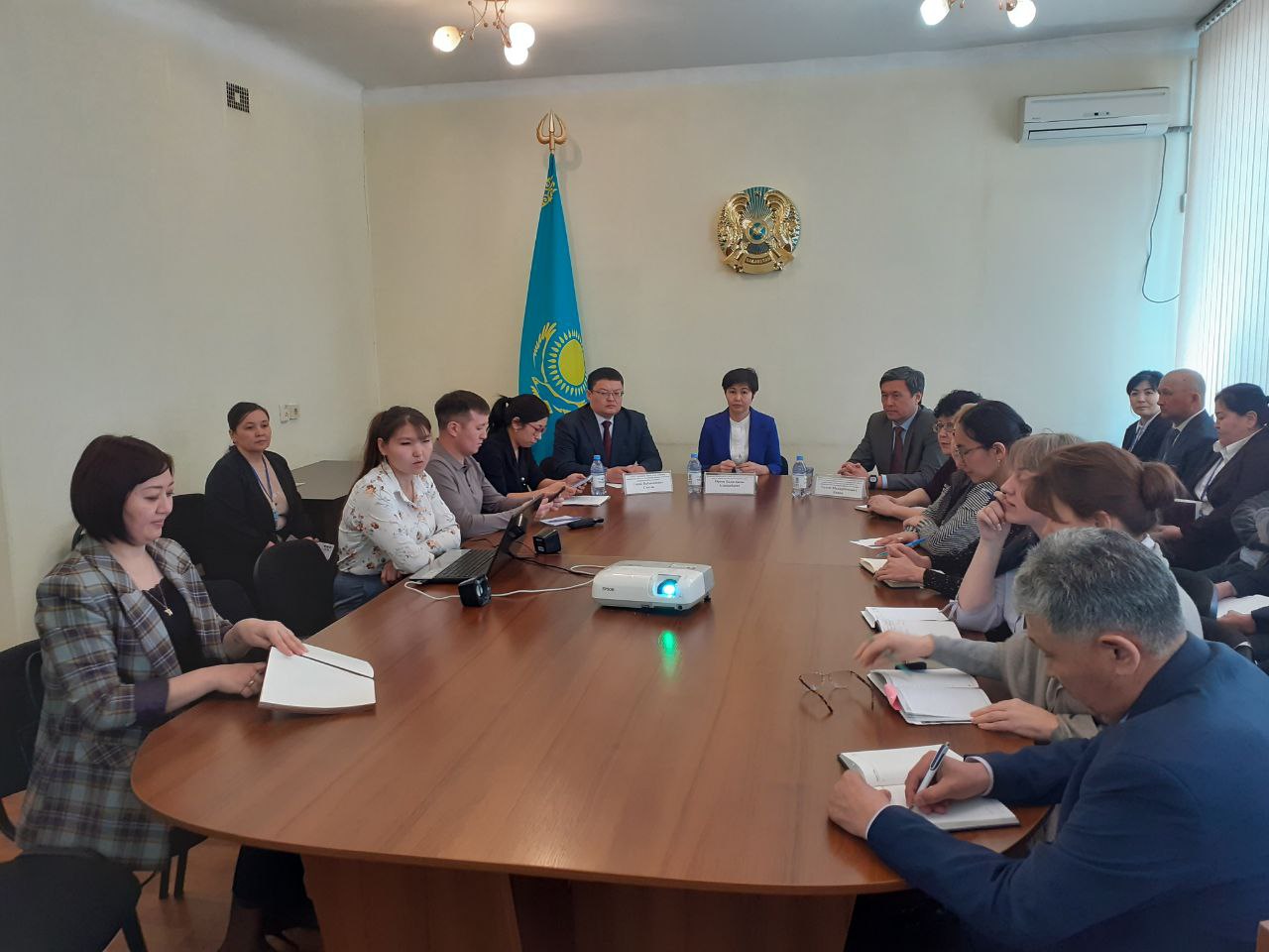 Нормы поведения госслужащих обсудили уполномоченный по этике МТСЗН РК и работники отдела МСЭ по ВКО