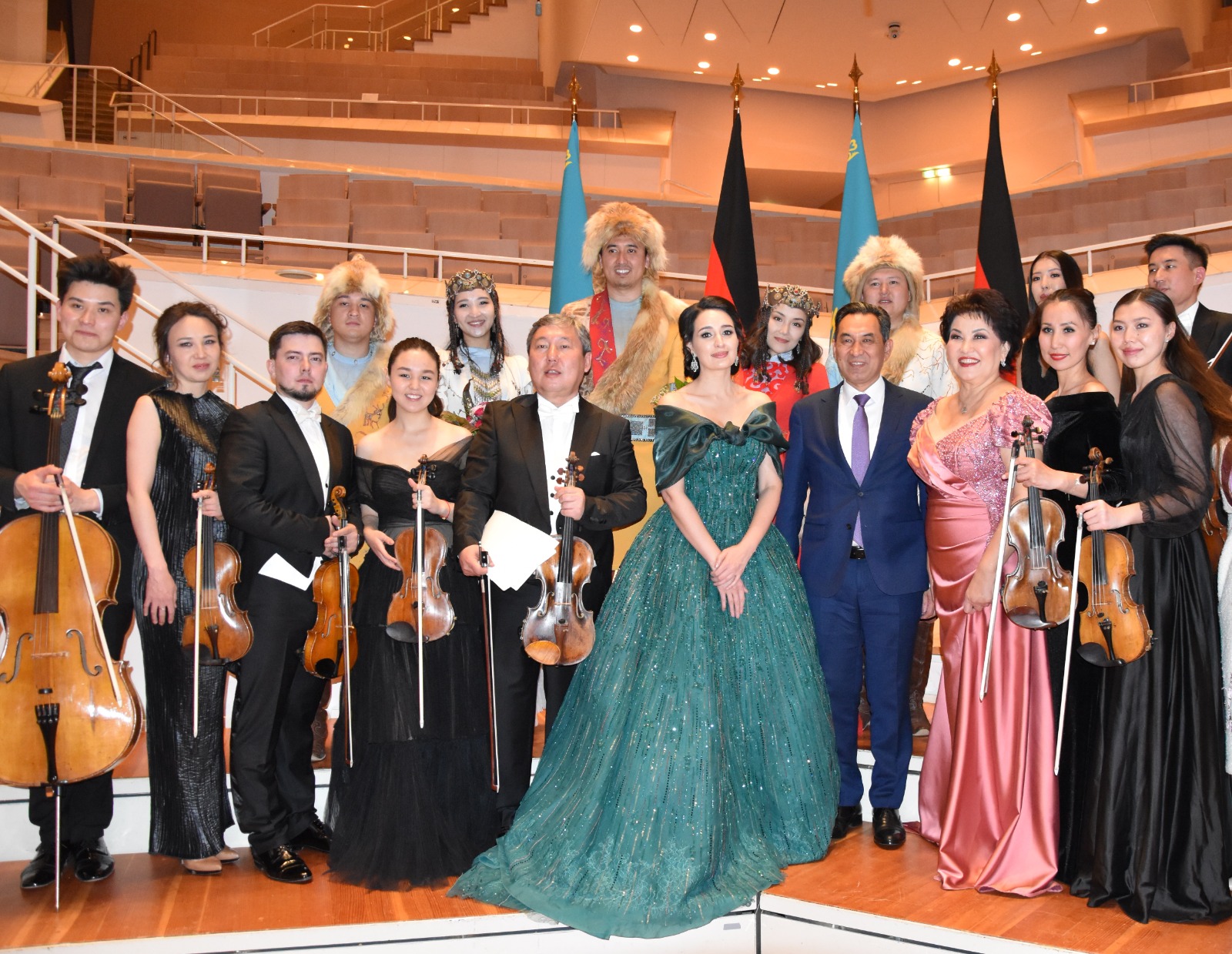 Der 30. Jahrestag der Aufnahme diplomatischer Beziehungen zwischen Kasachstan und Deutschland wurde mit einem großen Konzert in der Berliner Philharmonie gefeiert