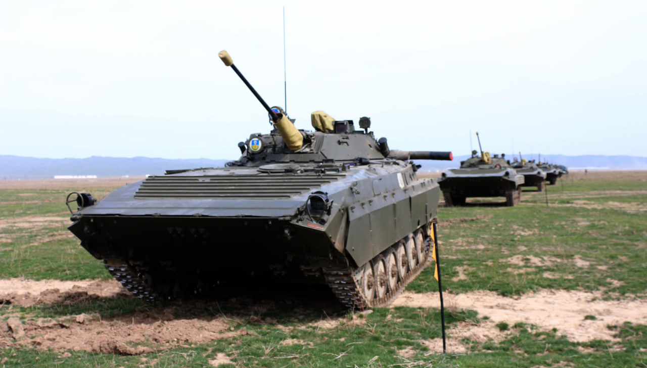 В рамках контрольной проверки подразделения Вооруженных сил совершают марш на боевой технике