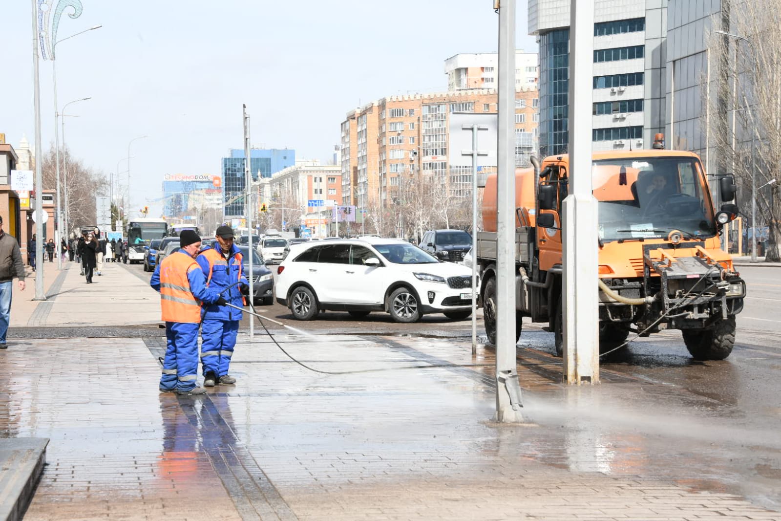 Коммунальные службы столицы продолжают санитарную очистку города